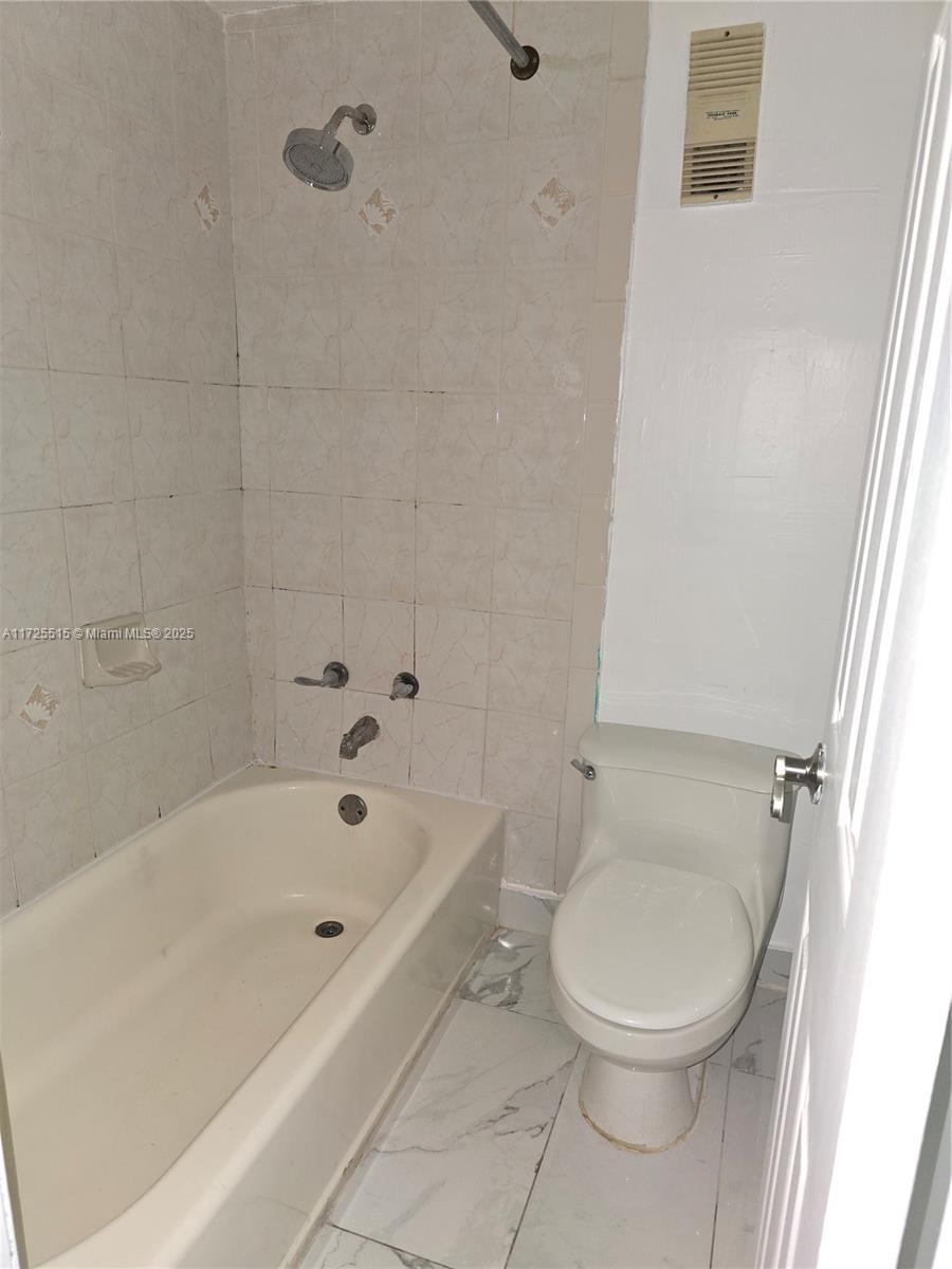 Fountainebleau Miami, FL 33172 - Photo 20 of 28 a bathroom with a bathtub and a toilet