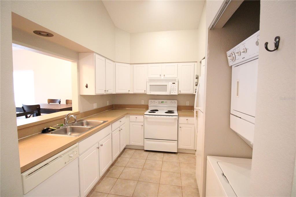 9158 Southwest 51st Road, Unit J303 Gainesville, FL 32608 - Photo 3 of 33
