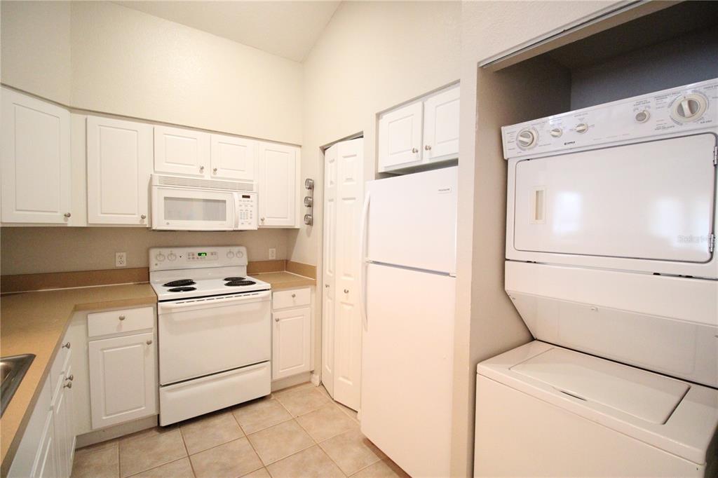 9158 Southwest 51st Road, Unit J303 Gainesville, FL 32608 - Photo 6 of 33