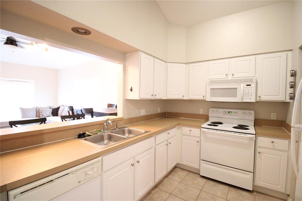 9158 Southwest 51st Road, Unit J303 Gainesville, FL 32608 - Photo 7 of 33