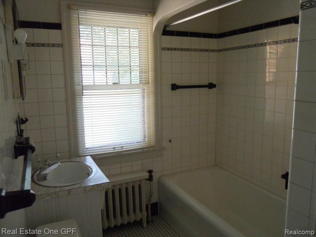 1027 Bedford Road Grosse Pointe, MI 48230 - Photo 20 of 31 20 DSCN2002.jpg