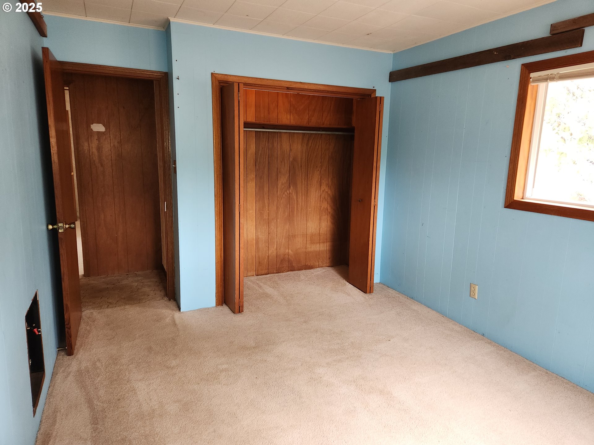 81029 Lost Creek Road Dexter, OR 97431 - Photo 20 of 46 an empty room with windows and closet