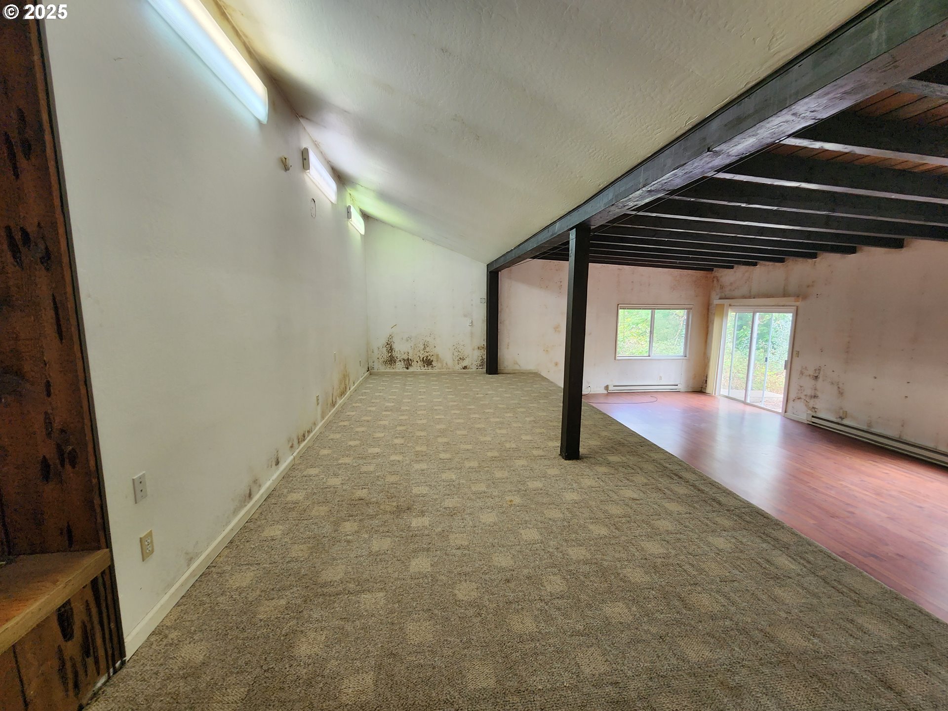 81029 Lost Creek Road Dexter, OR 97431 - Photo 23 of 46 en empty room with windows