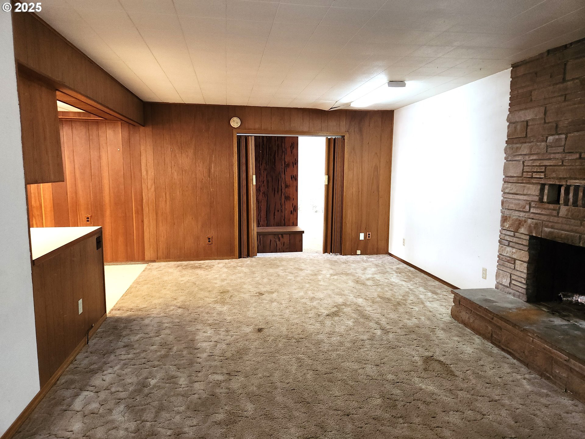 81029 Lost Creek Road Dexter, OR 97431 - Photo 8 of 46 an empty room with windows and fireplace
