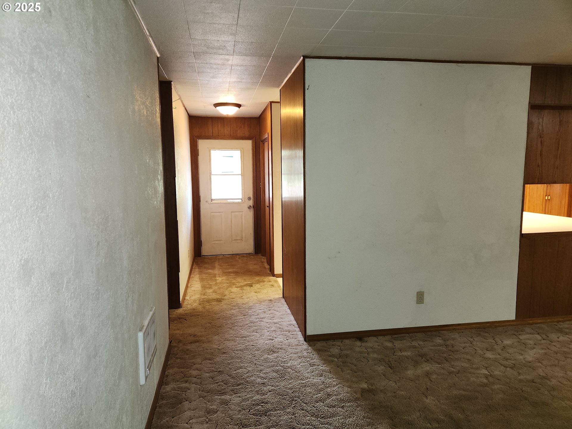 81029 Lost Creek Road Dexter, OR 97431 - Photo 9 of 46 a view of a hallway