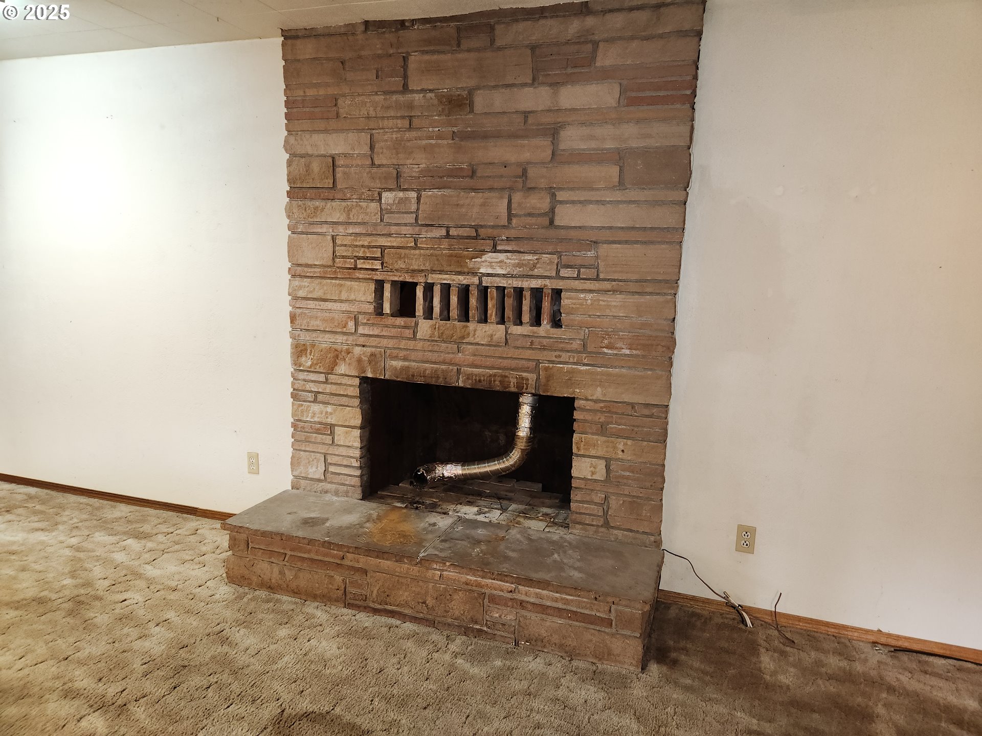 81029 Lost Creek Road Dexter, OR 97431 - Photo 10 of 46 a living room with a fireplace