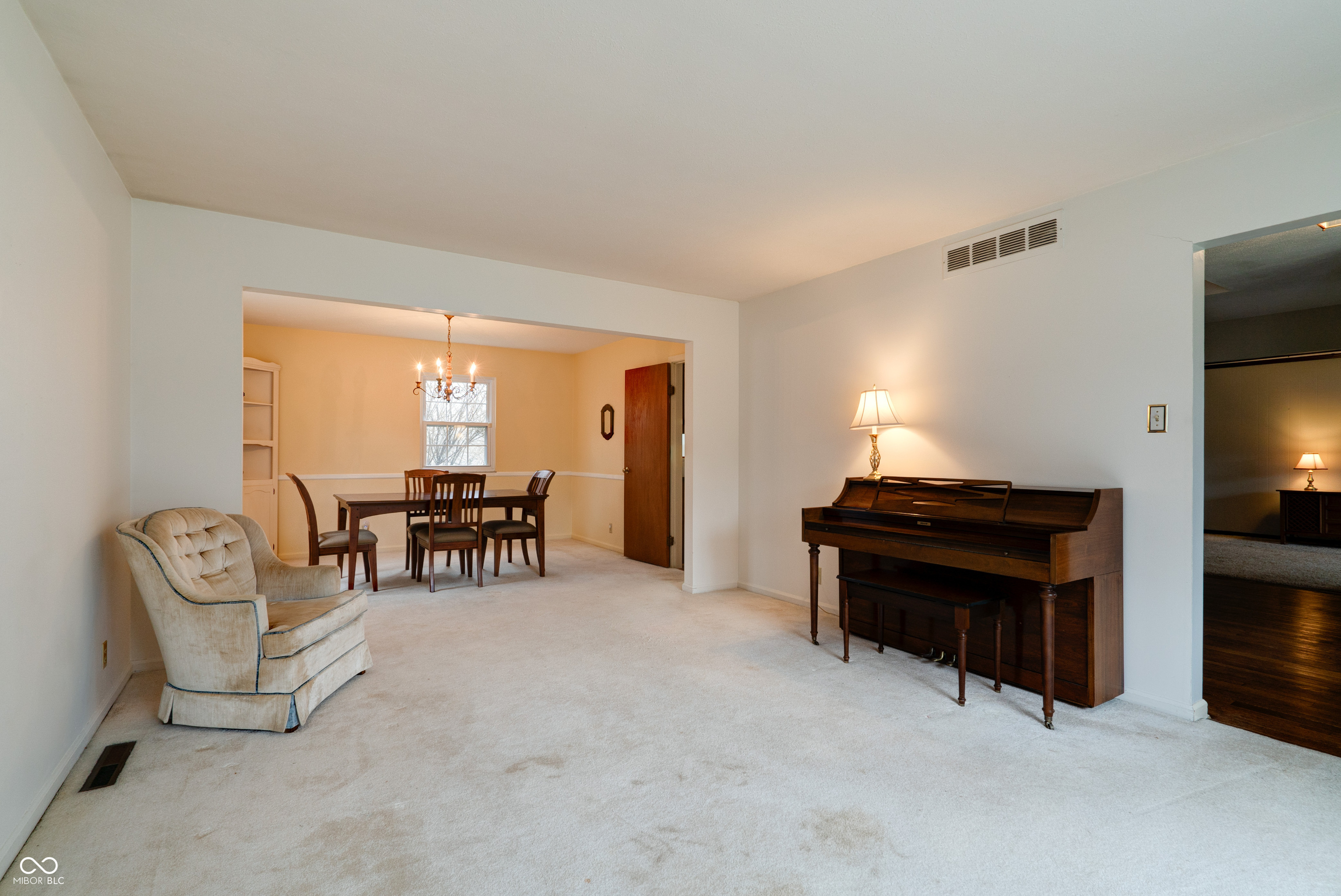 8151 Taunton Road Indianapolis, IN 46260 - Photo 4 of 37 Gallery Image 4