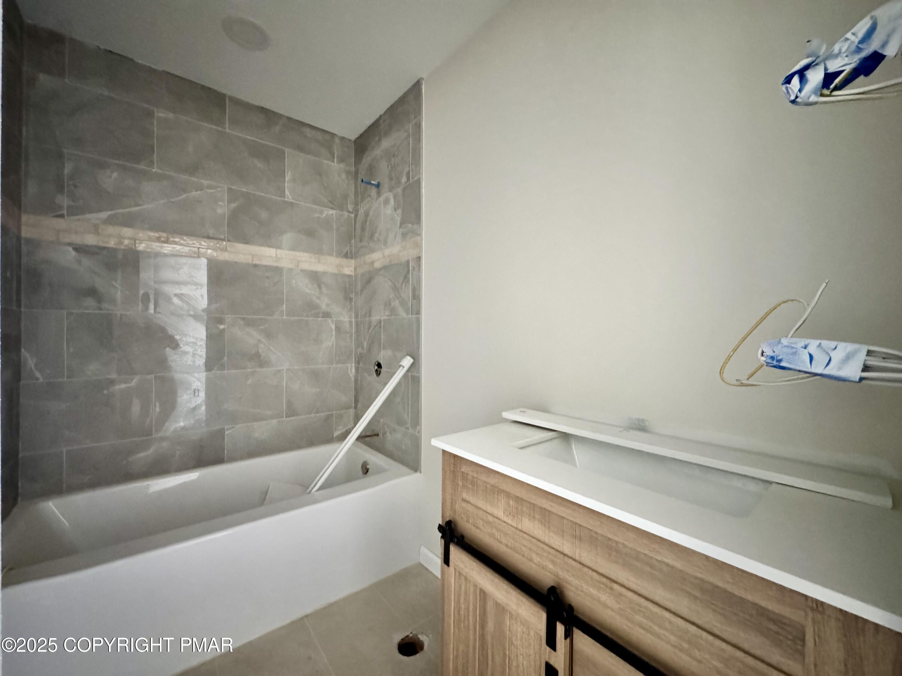 515 Hummingbird Court Bushkill, PA 18324 - Photo 6 of 15 a bathroom with a sink and a bathtub