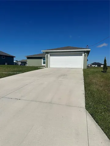 a view of back yard of the house