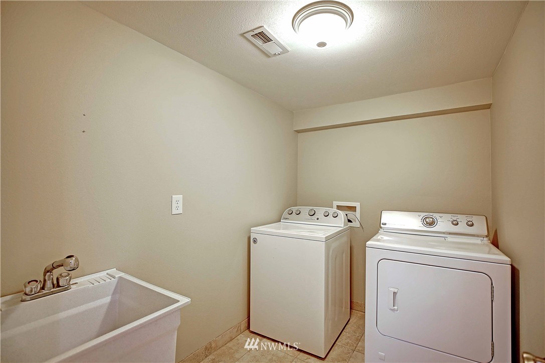 609 213th Street Southwest Bothell, WA 98021 - Photo 25 of 31 a utility room with dryer and washer
