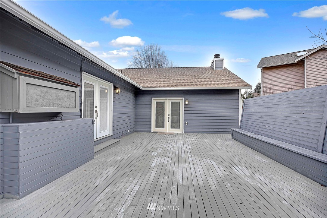 609 213th Street Southwest Bothell, WA 98021 - Photo 28 of 31 a view of backyard with small cabin