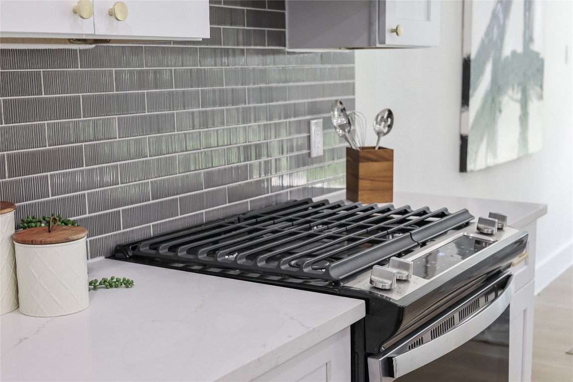 12208 Double Tree Lane Austin, TX 78750 - Photo 20 of 35 a close view of a stove