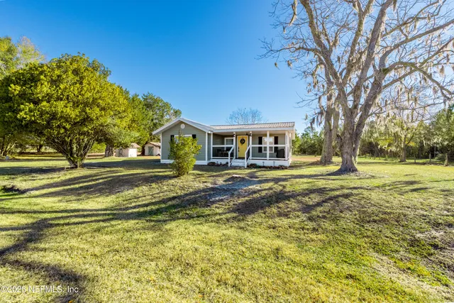 a view of a yard with a tree