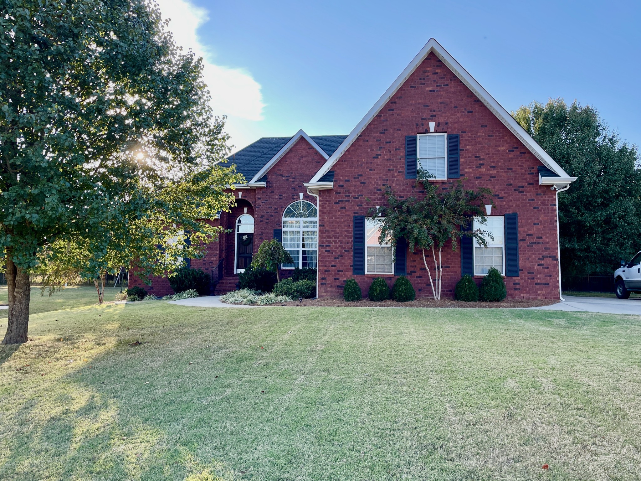 a view of a house with a yard