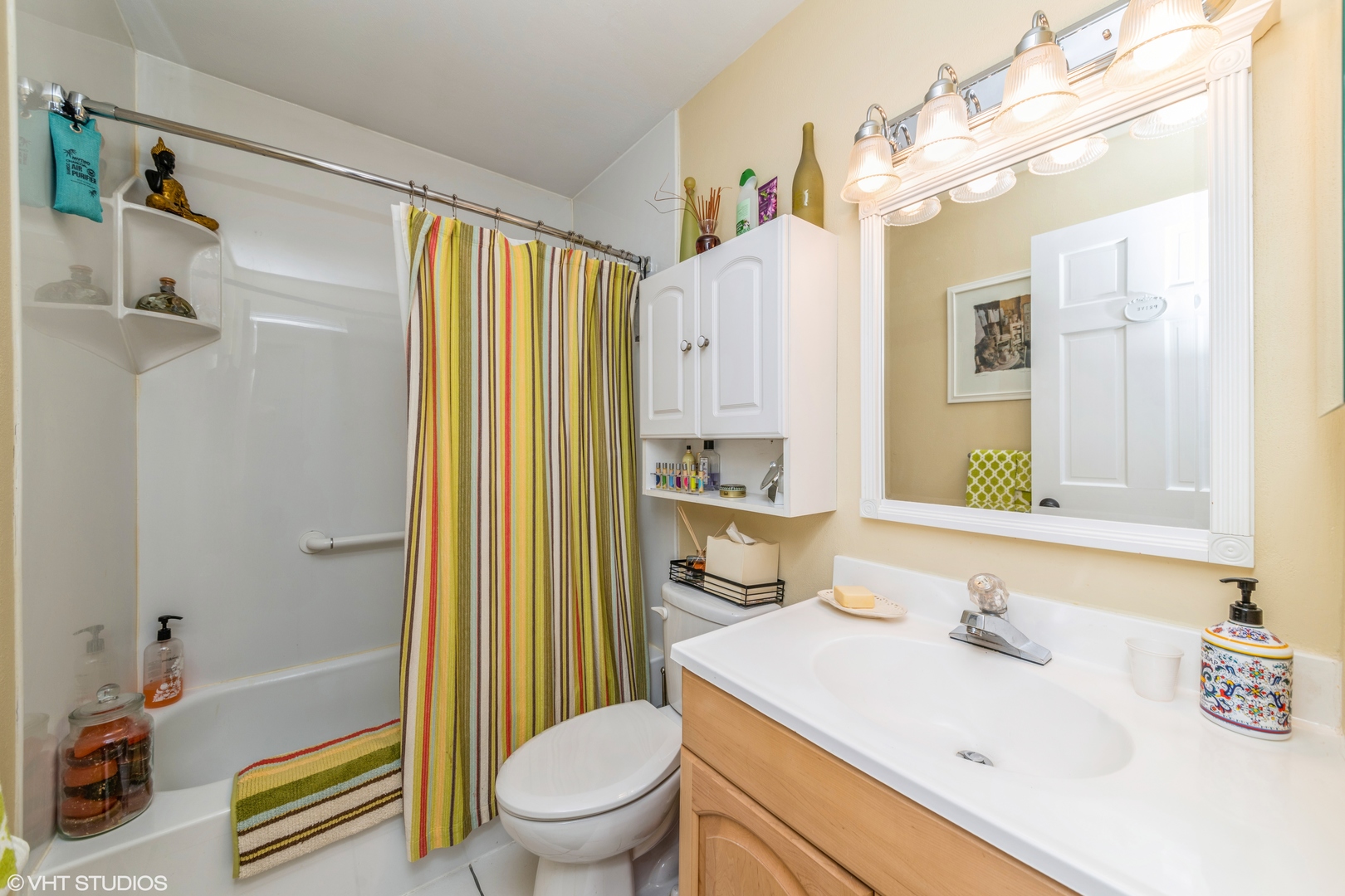 629 High Ridge Road Roselle, IL 60172 - Photo 13 of 20 a bathroom with a sink a toilet and shower