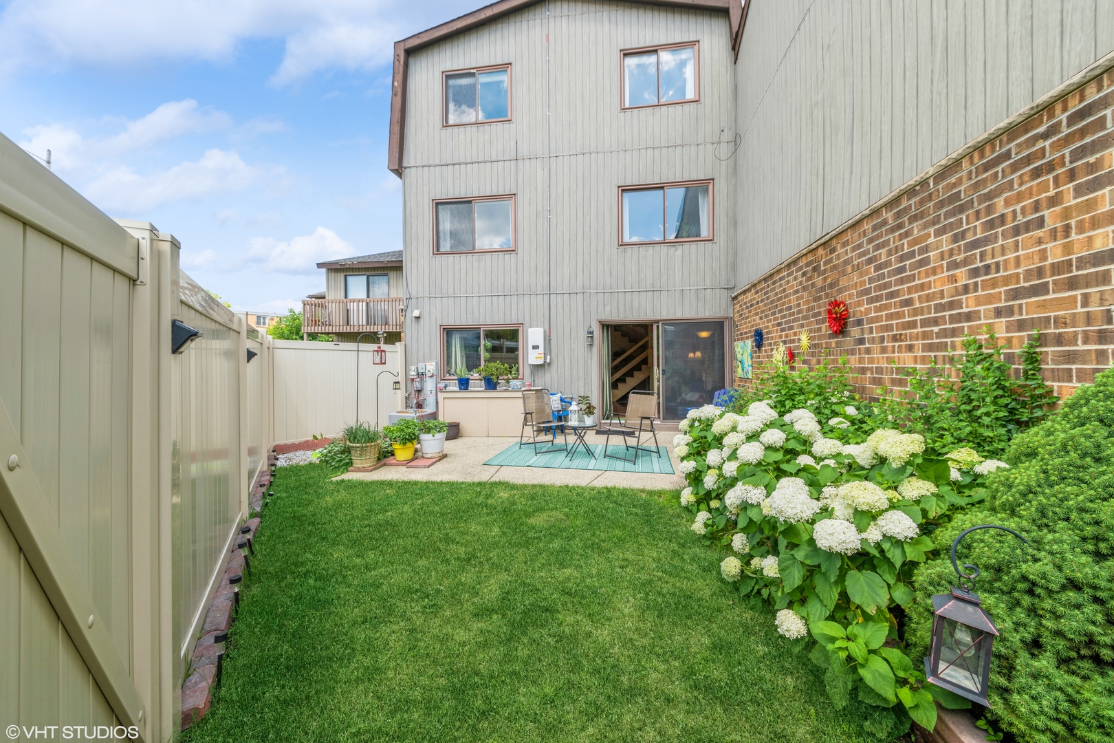 629 High Ridge Road Roselle, IL 60172 - Photo 3 of 20 a view of a patio with table and chairs and potted plants