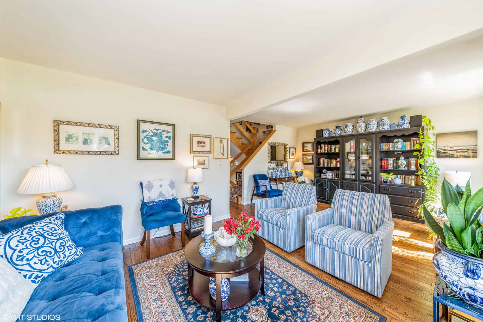 629 High Ridge Road Roselle, IL 60172 - Photo 9 of 20 a living room with furniture and a book shelf