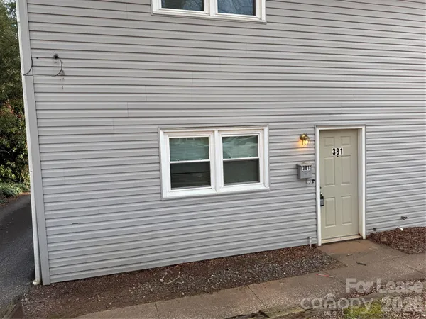 $995 | 381 20th Avenue Northeast, Hickory, NC 28601