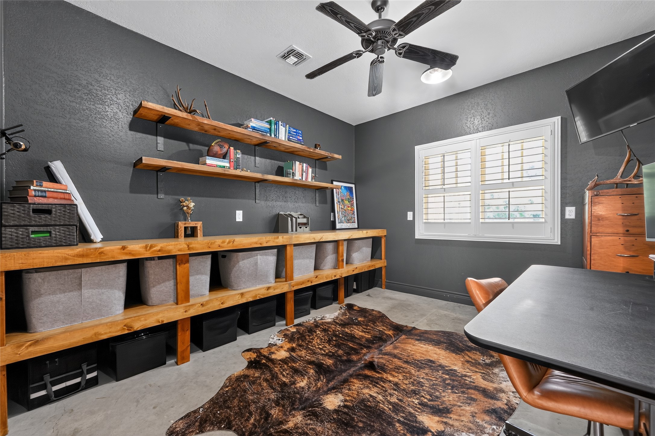 700 Willow Creek Road Salado, TX 76571 - Photo 31 of 39 Separate office with \ entry through garage, ideal for work-from-home, studio, or flex space.