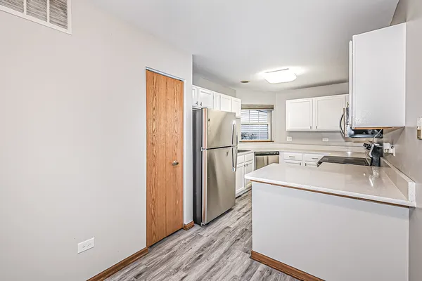 $309,900 | 214 Cathy Lane, Mount Prospect, IL 60056