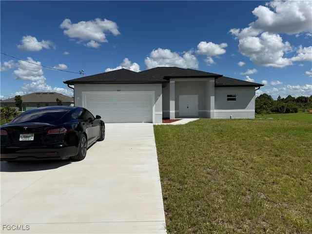 a view of a house with a yard