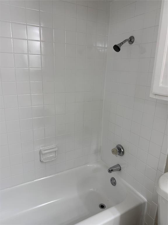 9520 Royal Lane, Unit 214 Dallas, TX 75243 - Photo 12 of 13 a bathroom with a bathtub