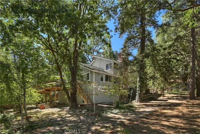 a view of a yard with a tree