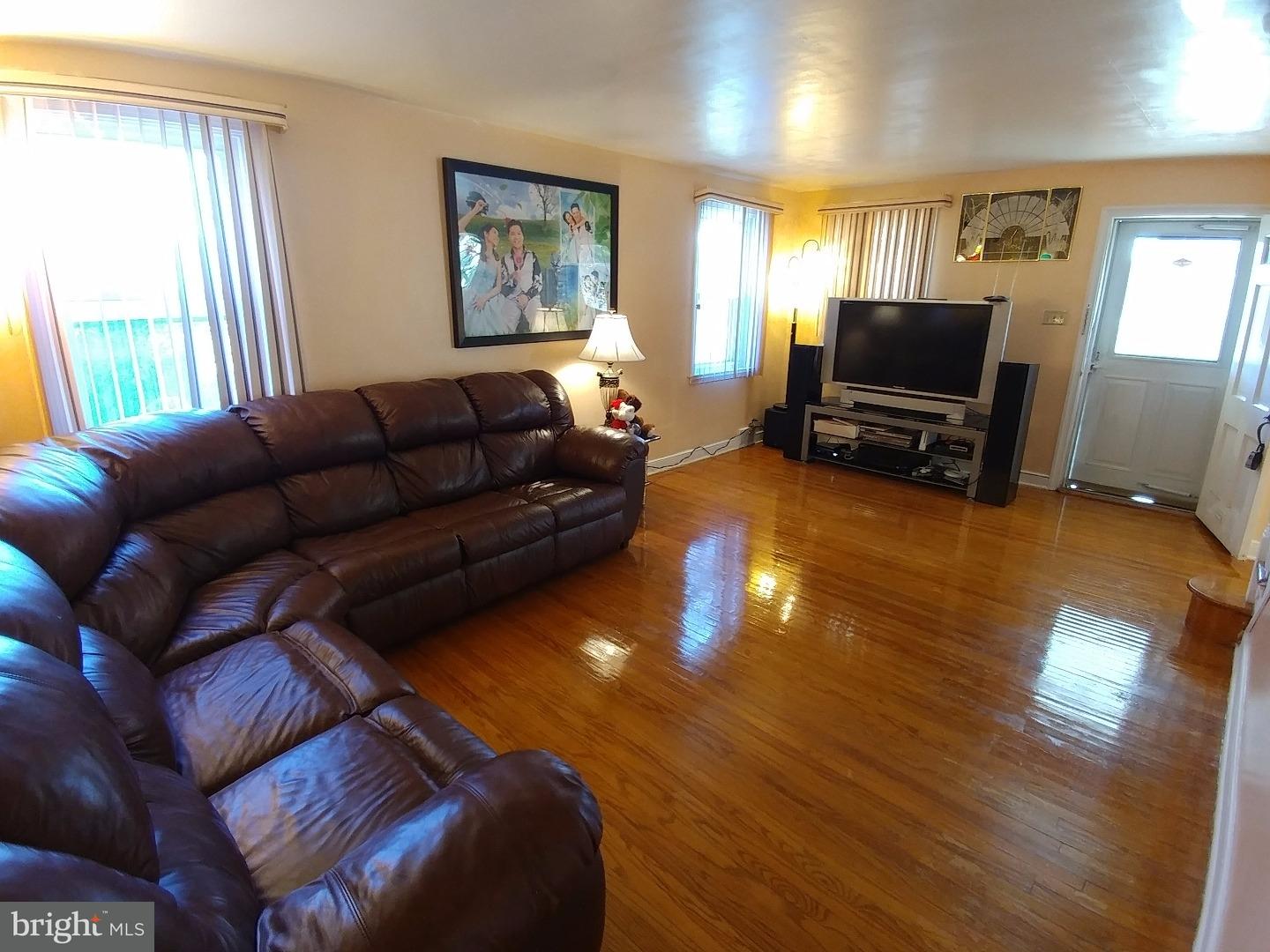 21 Lanfair Road Cheltenham, PA 19012 - Photo 9 of 25 Living Room