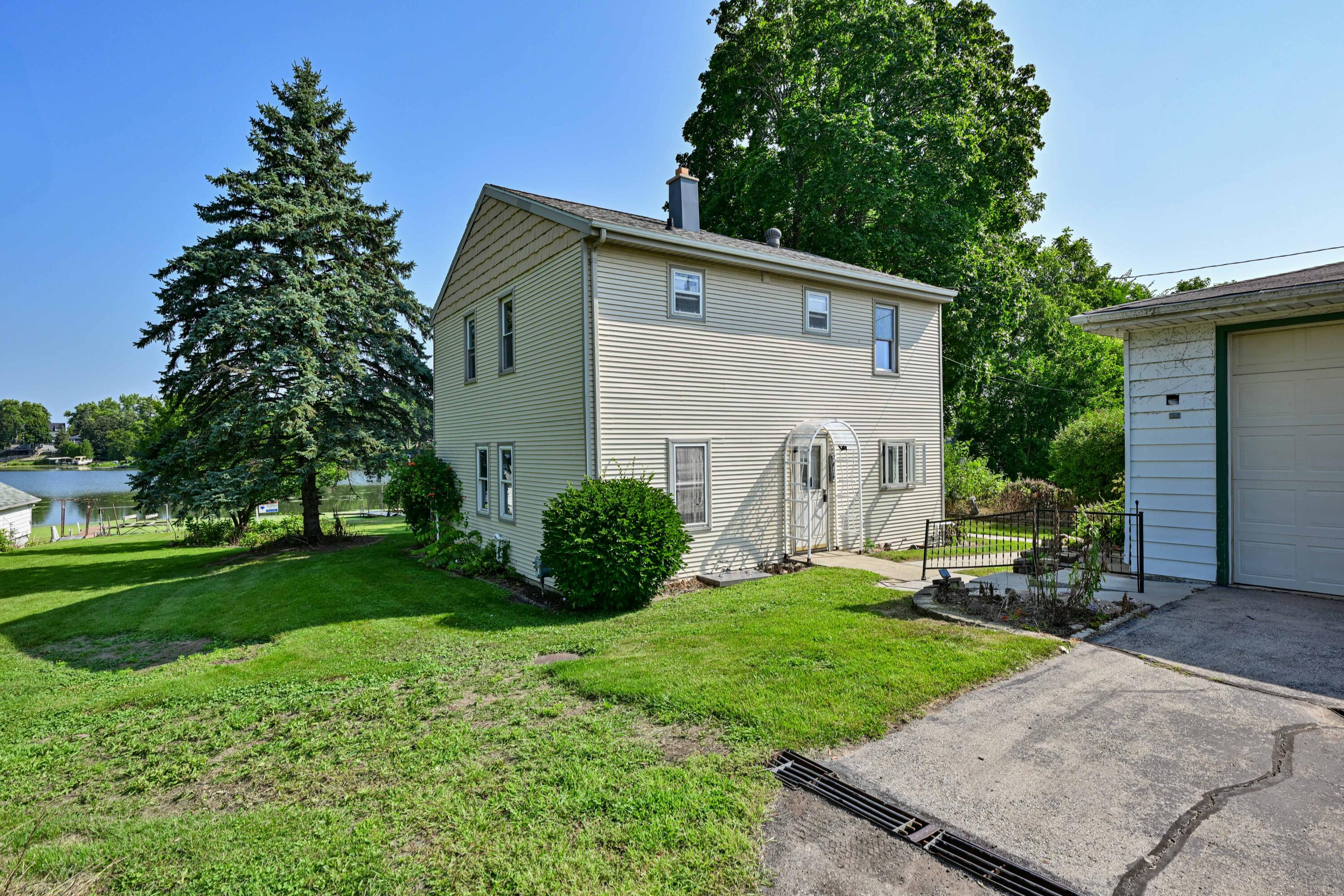 6301 Riverside Road Waterford, WI 53185 - Photo 26 of 38 Driveway