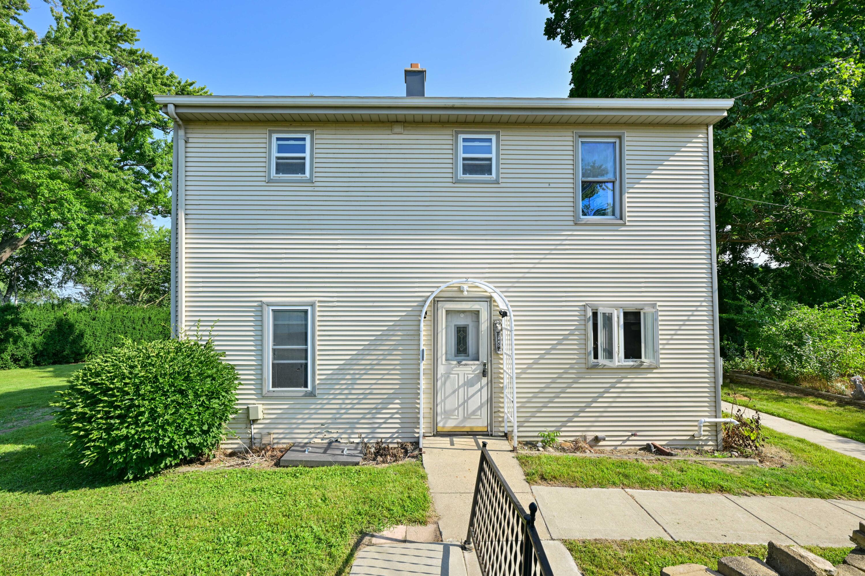 6301 Riverside Road Waterford, WI 53185 - Photo 34 of 38 Drivway Side