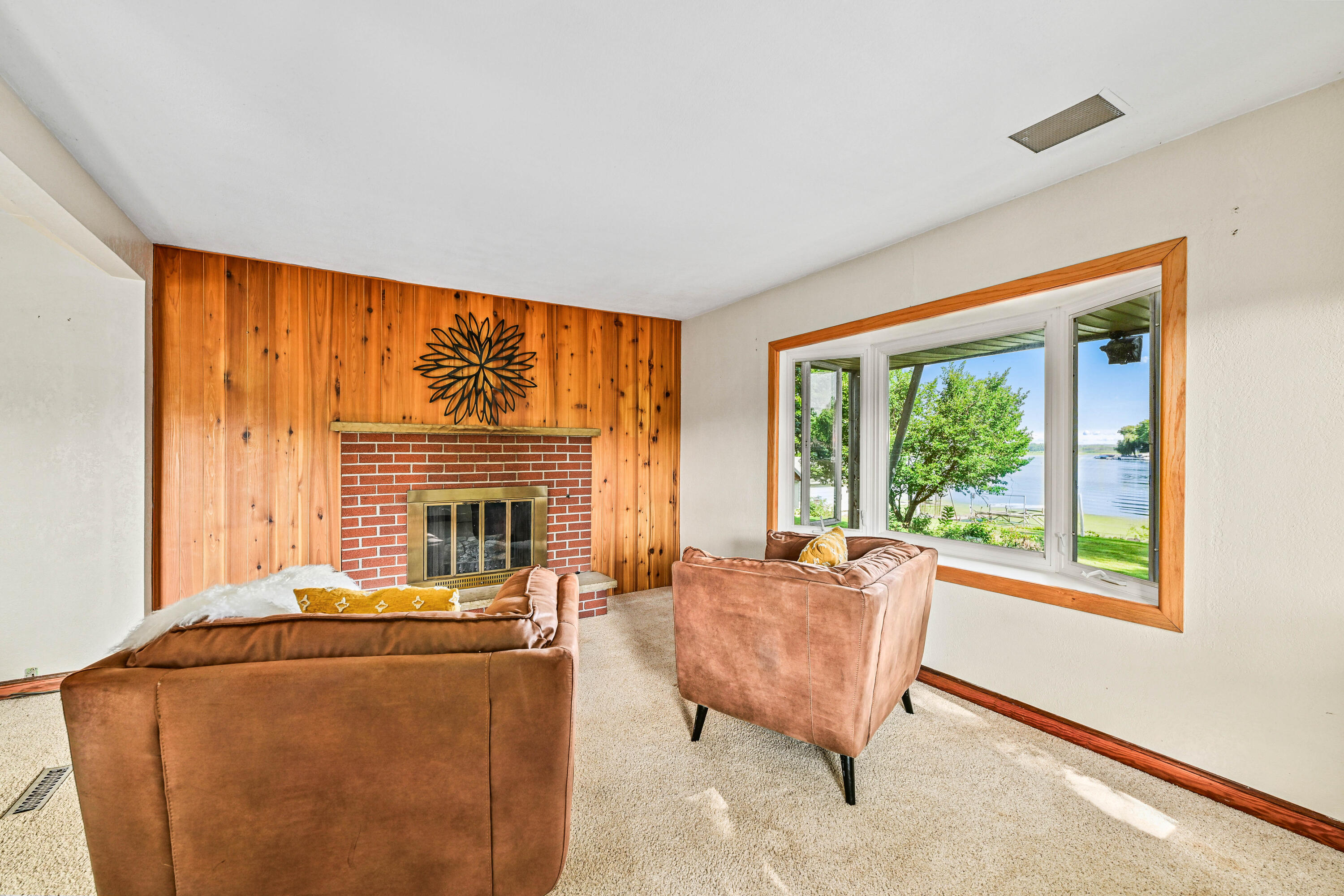 6301 Riverside Road Waterford, WI 53185 - Photo 7 of 38 Living Room