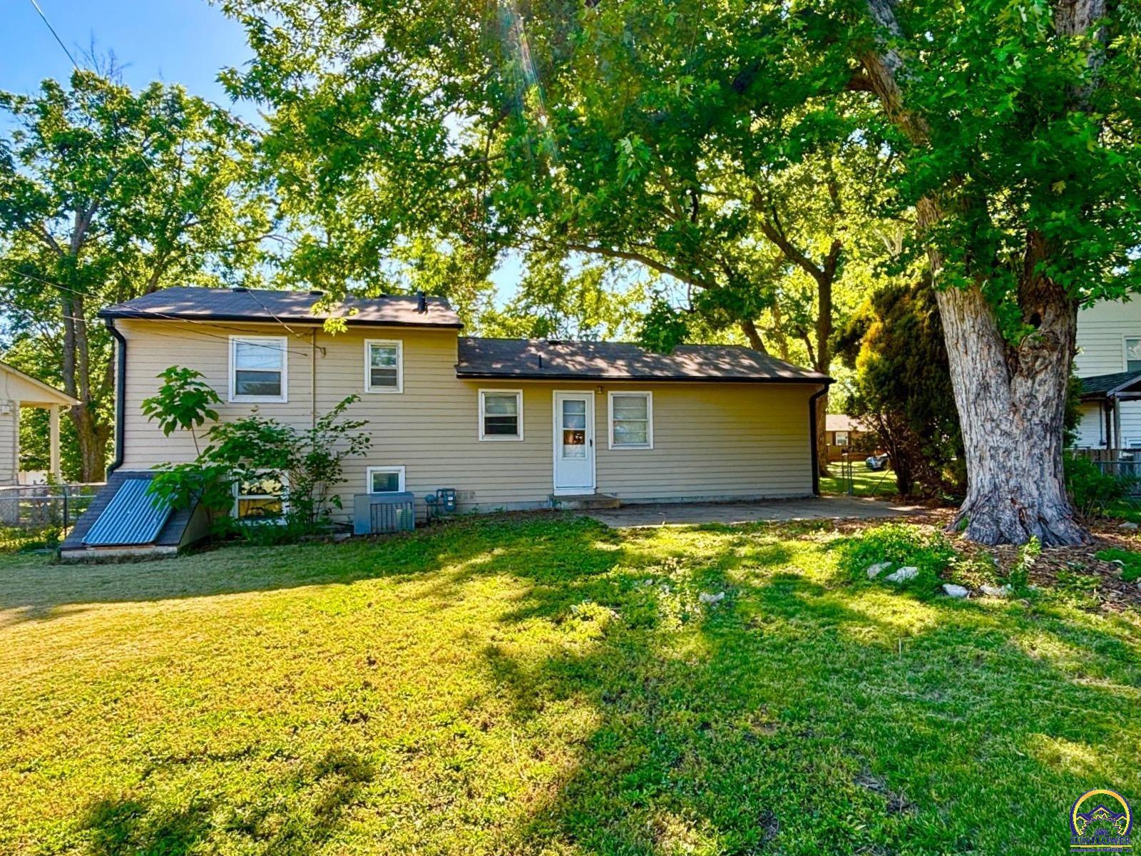 2562 Southwest Kent Street Topeka, KS 66614 - Photo 17 of 18