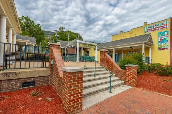 $2,400 | 1420 Stockyard Place, Chattanooga, TN 37408