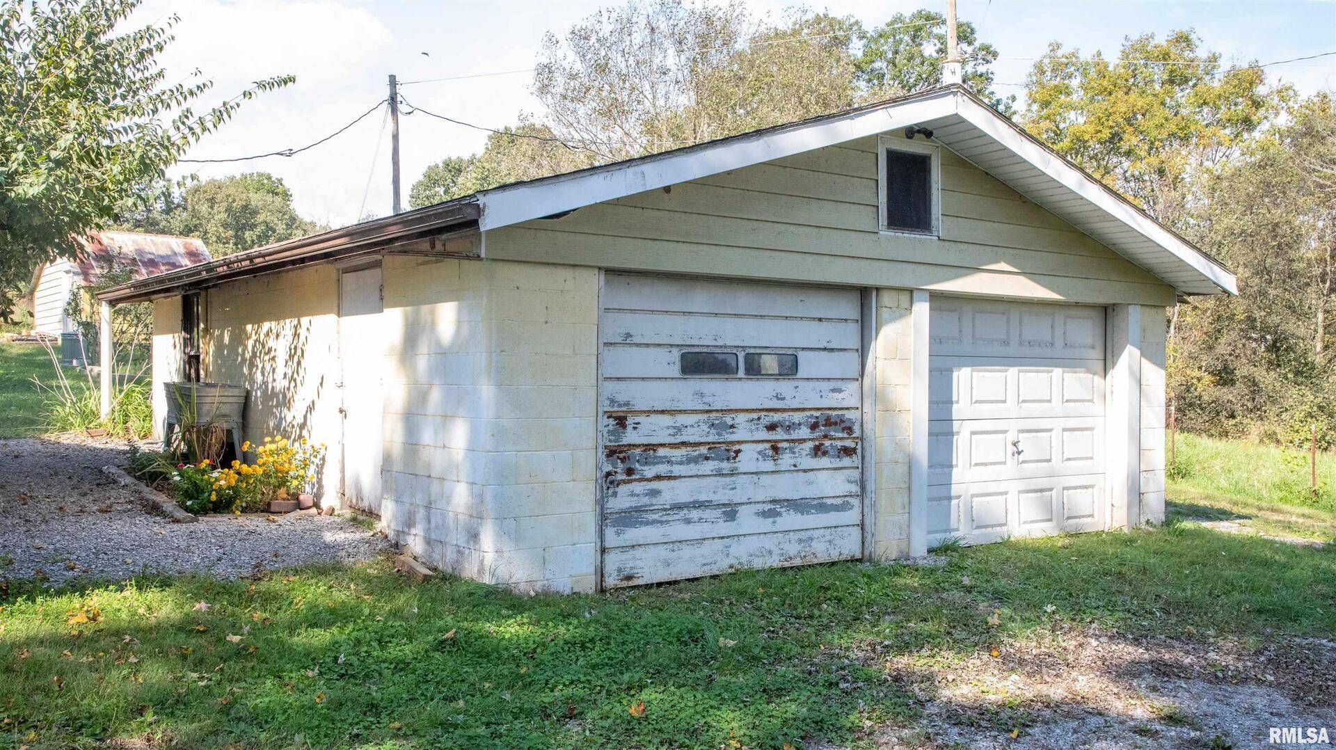 2680 Highway 45 Vienna, IL 62995 - Photo 14 of 20 a front view of a house with a yard