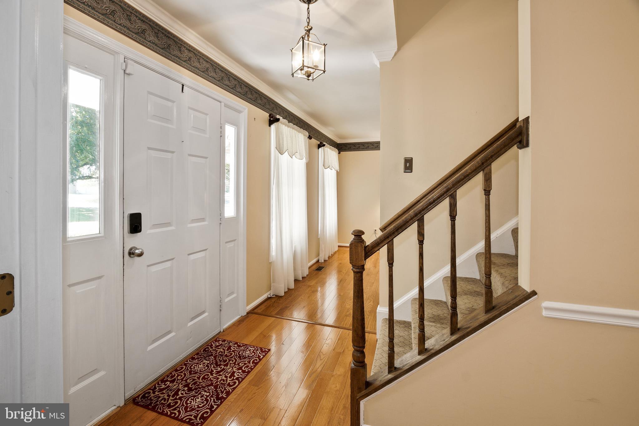 116 Summit Hall Road Gaithersburg, MD 20877 - Photo 3 of 36 Welcoming entry foyer with hardwood