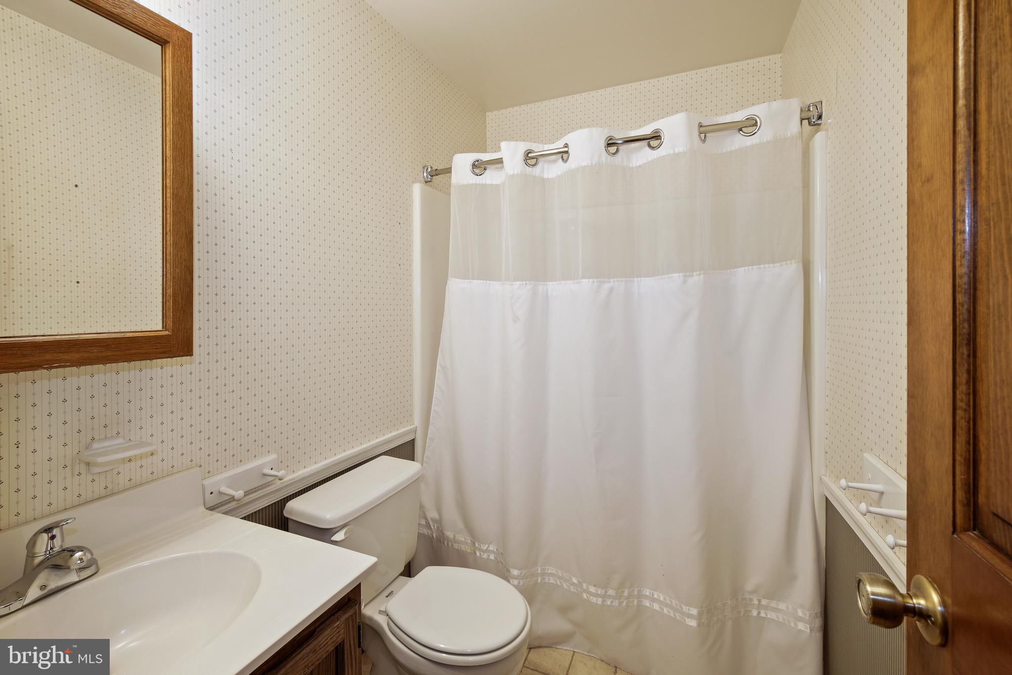 116 Summit Hall Road Gaithersburg, MD 20877 - Photo 24 of 36 Upper level hall bath