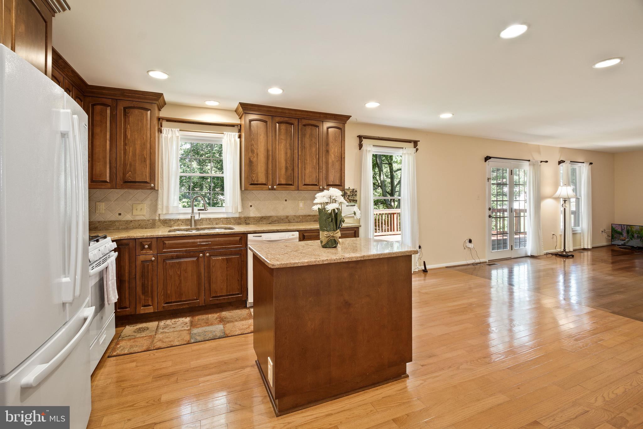 116 Summit Hall Road Gaithersburg, MD 20877 - Photo 9 of 36 Soft close custom cabinets