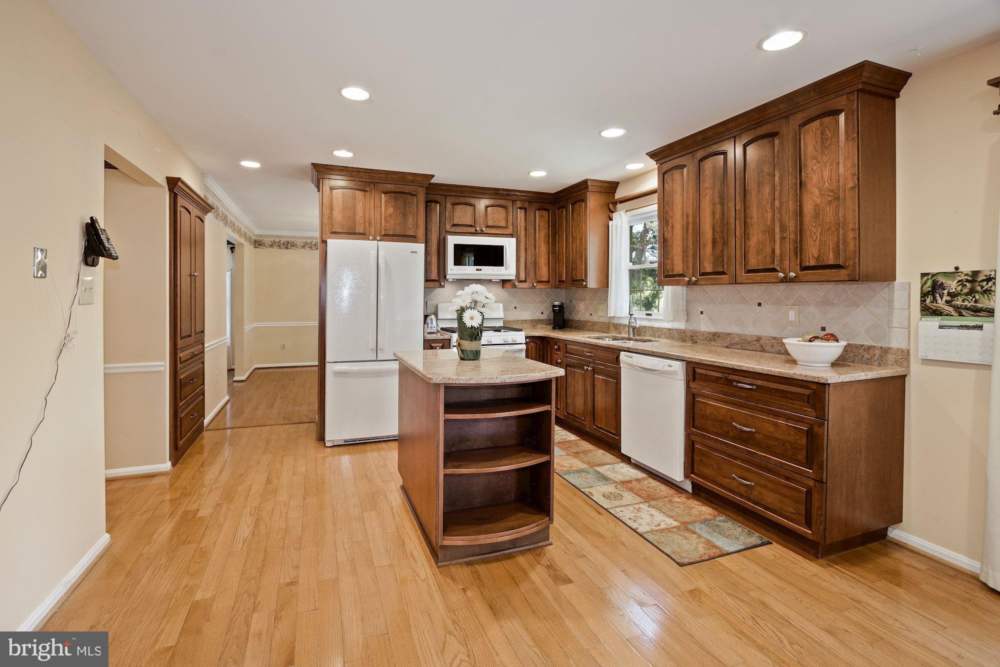116 Summit Hall Road Gaithersburg, MD 20877 - Photo 10 of 36 Granite & tile backsplash