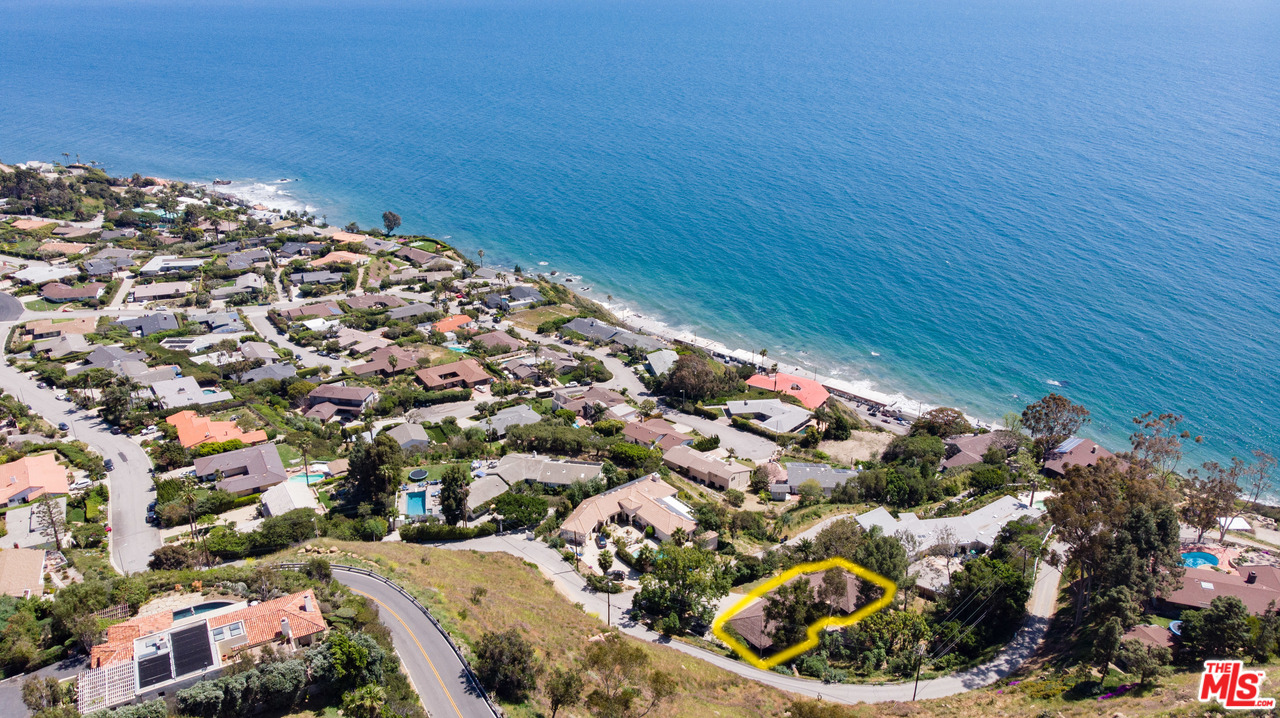 20490 Seaboard Road Malibu, CA 90265 - Photo 40 of 43 a view of a interior of the house