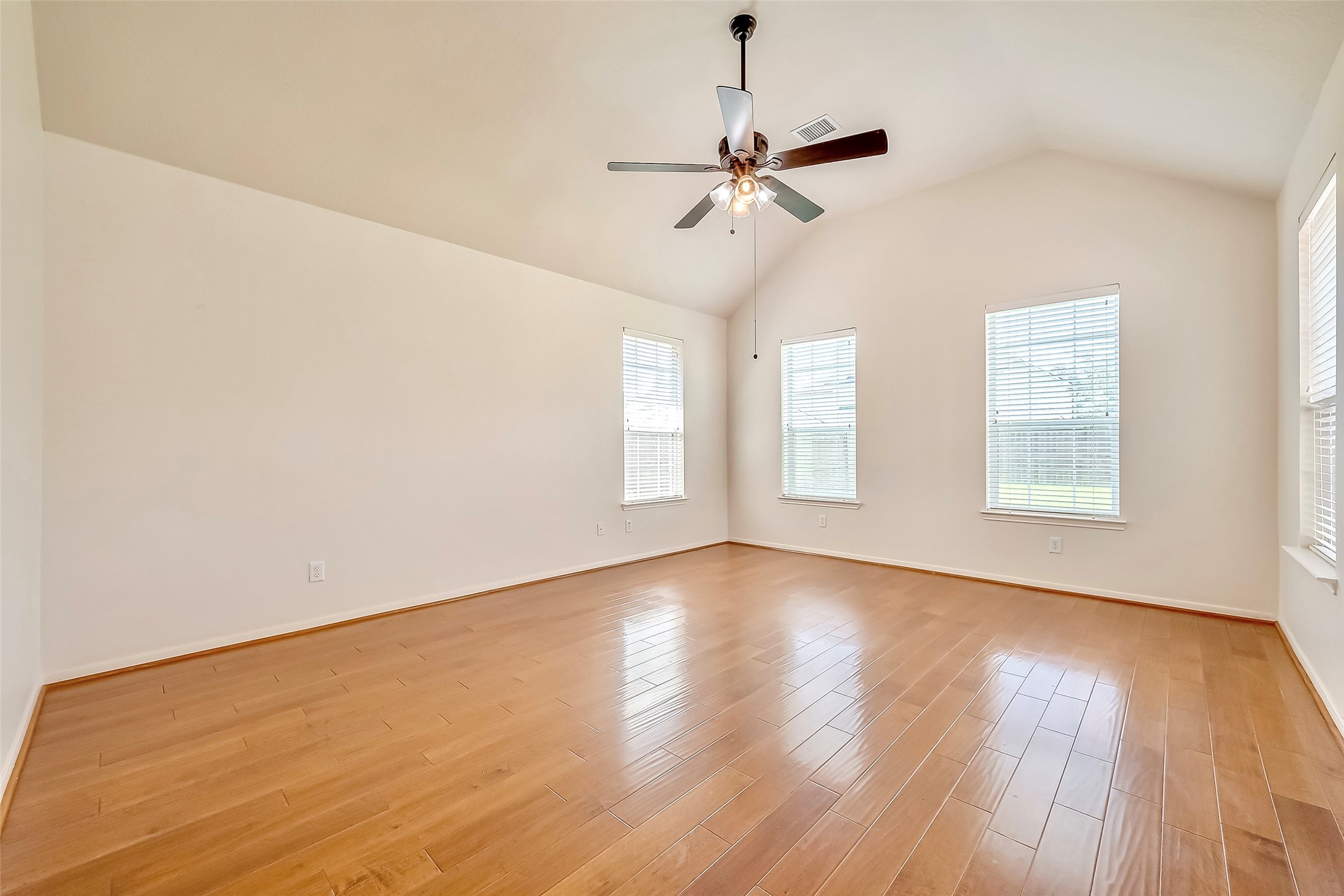 5506 Flower Grove Court Rosharon, TX 77583 - Photo 14 of 30 Primary Bedroom