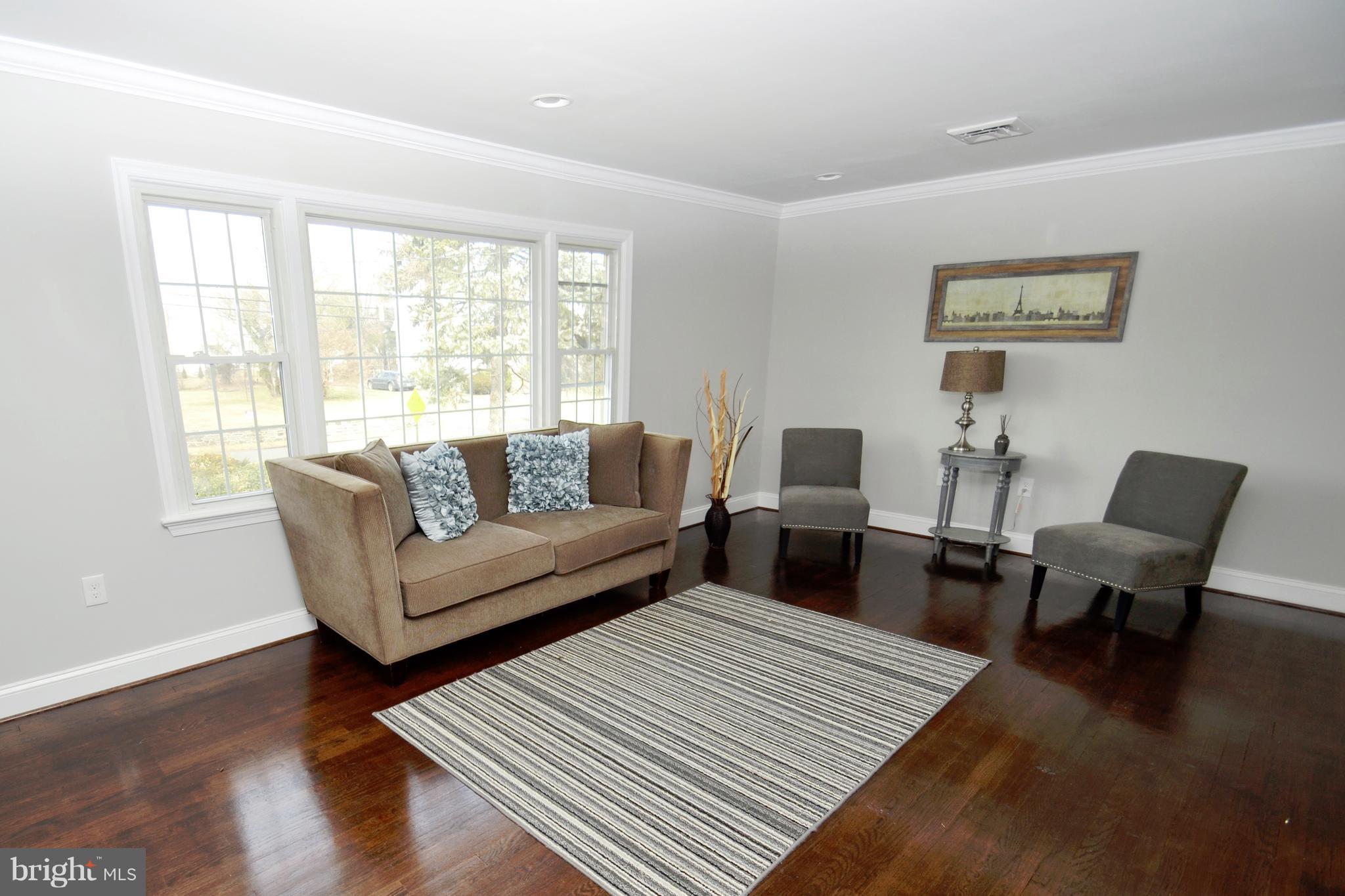 5915 Old Frederick Road Baltimore, MD 21228 - Photo 5 of 30 Living Room