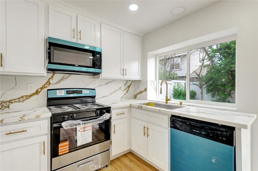 6959 Valatta Place Rancho Cucamonga, CA 91701 - Photo 5 of 25 Kitchen
