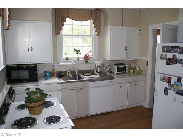 597 Lexington Road Asheboro, NC 27205 - Photo 10 of 16 Kitchen.