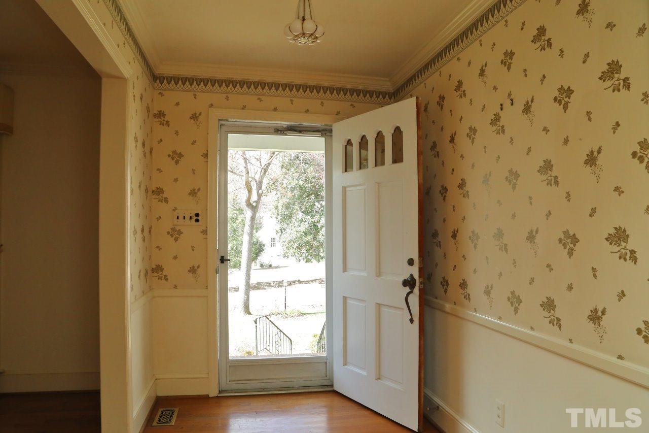 516 Chesterfield Road Raleigh, NC 27608 - Photo 3 of 21