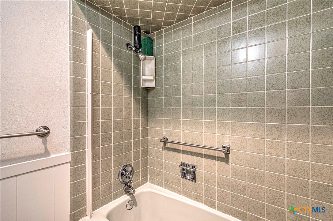 2701 Wren Circle Temple, TX 76502 - Photo 40 of 48 a bathroom with a bathtub