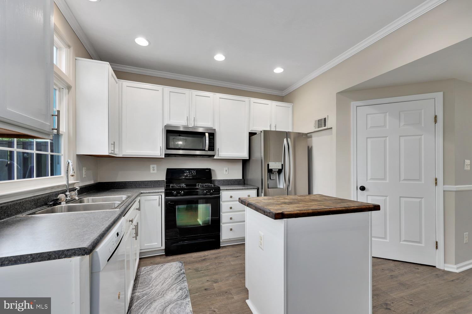 6729 Stone Maple Terrace Centreville, VA 20121 - Photo 8 of 37