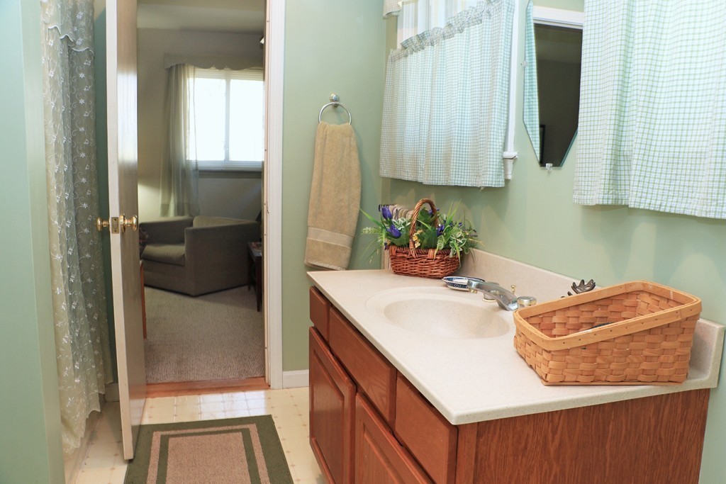 184 Hillcrest Road Needham, MA 02492 - Photo 13 of 24