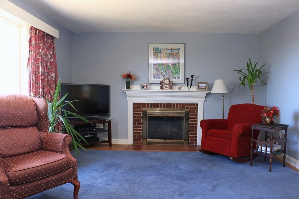 184 Hillcrest Road Needham, MA 02492 - Photo 3 of 24