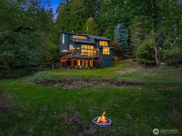 a view of a house with backyard and porch