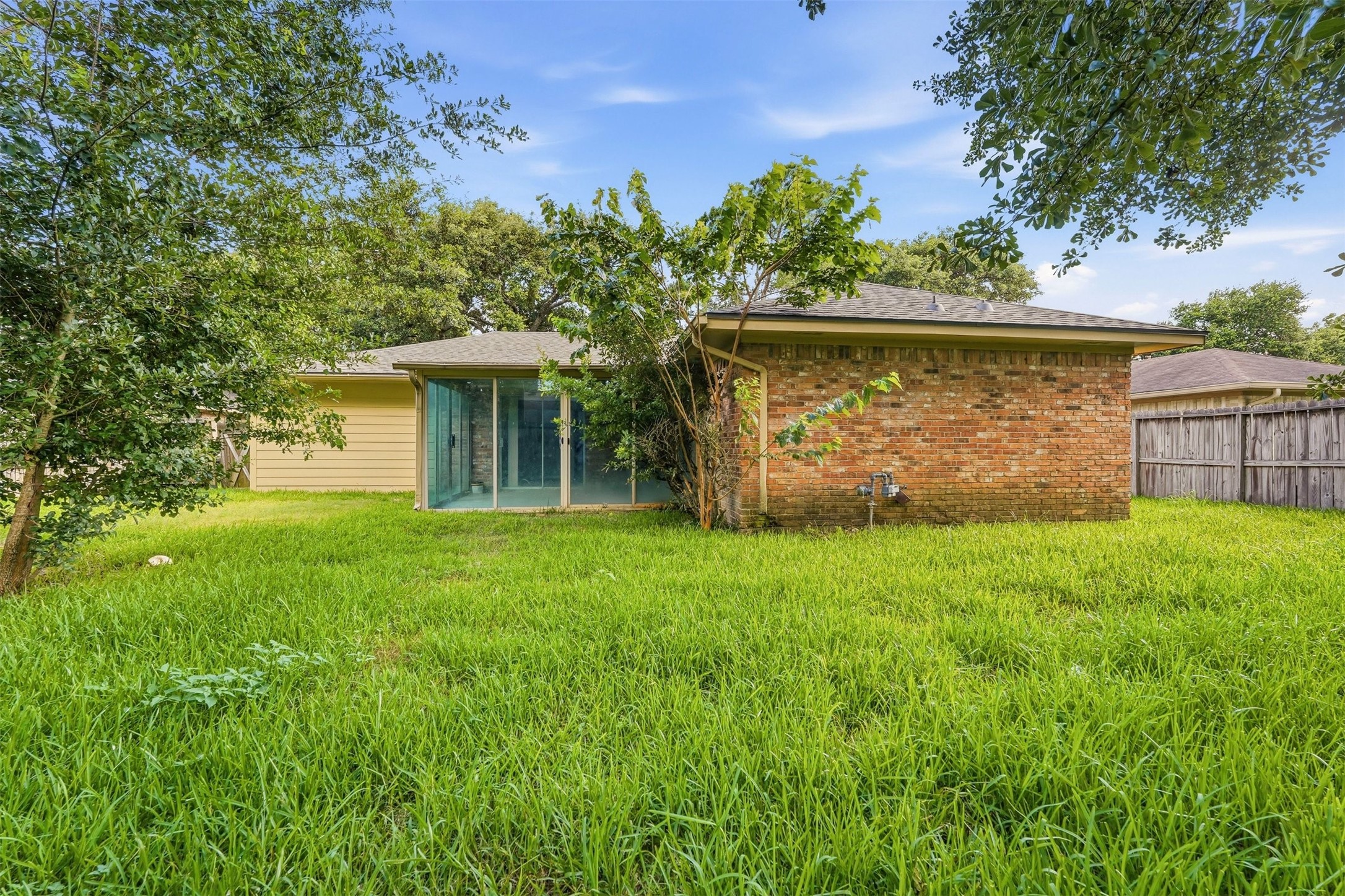 810 Sunnybrook Lane Baytown, TX 77521 - Photo 3 of 27